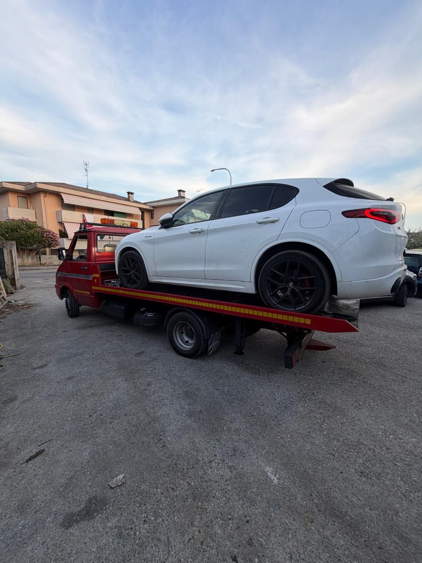 Alfa Romeo Stelvio bianca caricata sul carroattrezzi Adioro Car SOS
