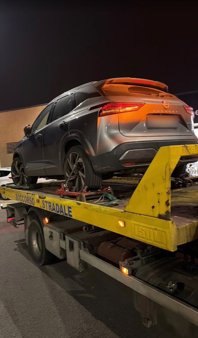 Nissan Qashqai su carroattrezzi durante un soccorso stradale notturno