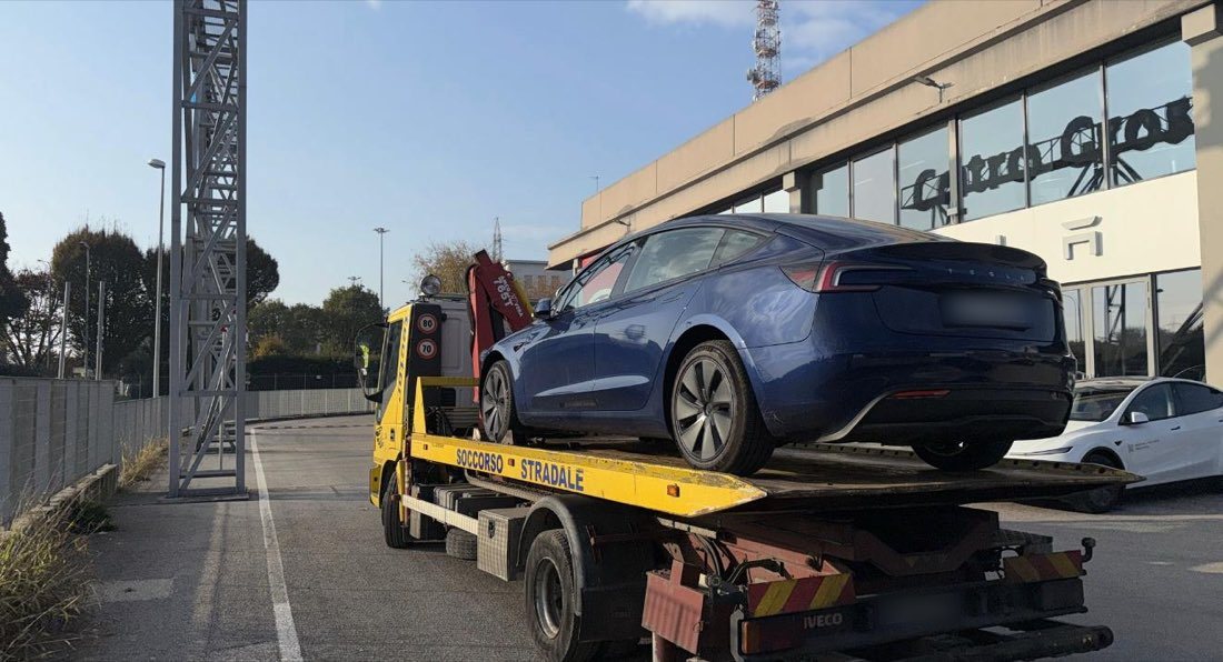 Tesla Model 3 blu caricata sul carroattrezzi Adioro Car SOS
