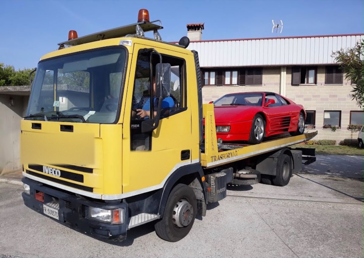 Carroattrezzi Adioro Car SOS con auto sportiva caricata durante un soccorso stradale